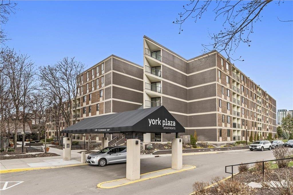 7200 York Ave S Apt 220, Edina