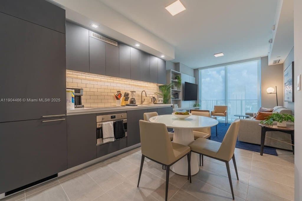 227 NE 2nd St Apt 3104