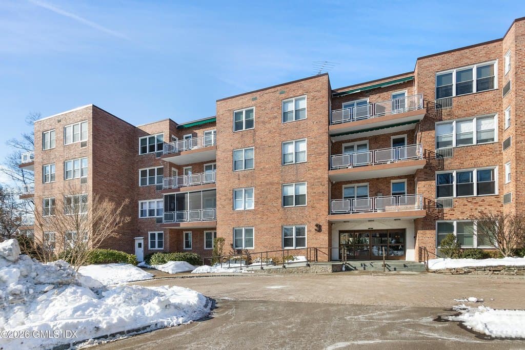 3 Putnam Hl Apt 2C, Greenwich