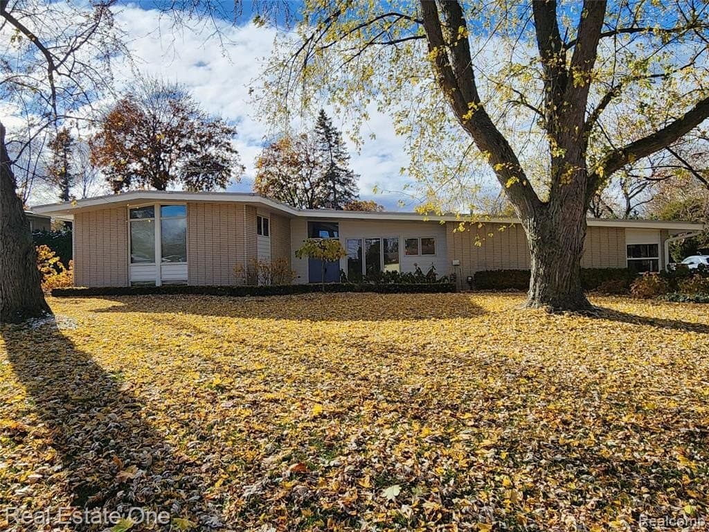 6660 Woodbank Dr, Bloomfield Hills