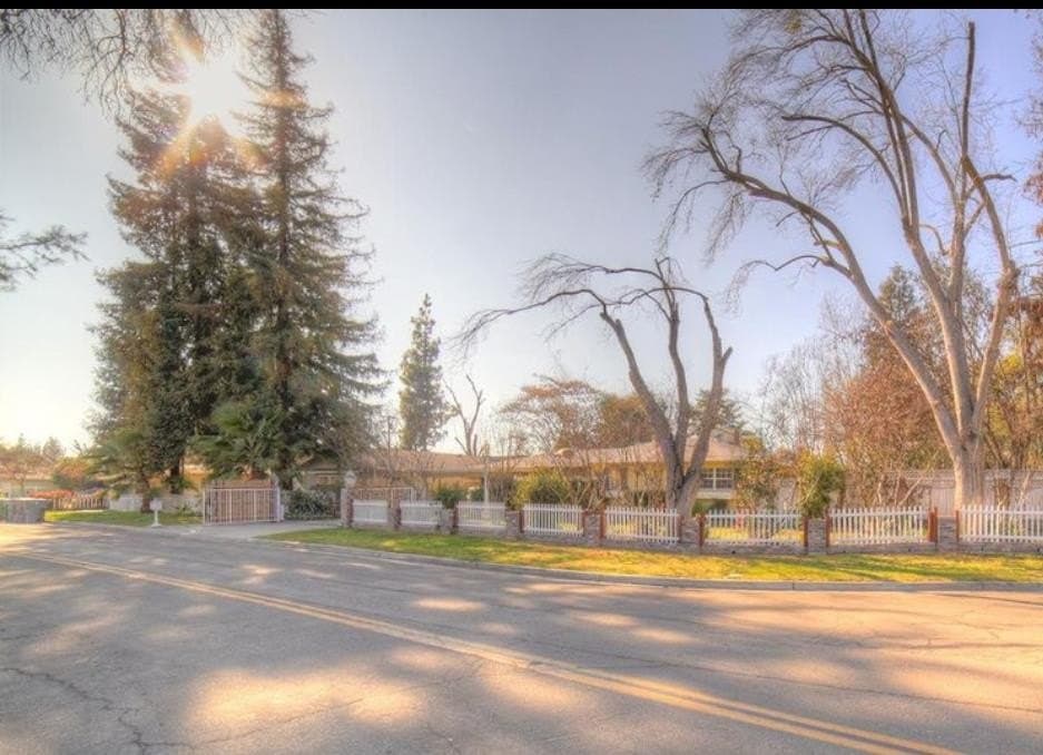5543 N 7th St, Fresno