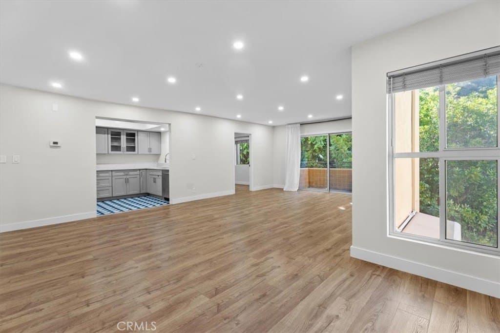 6752 Hillpark Dr Apt 303, Los Angeles