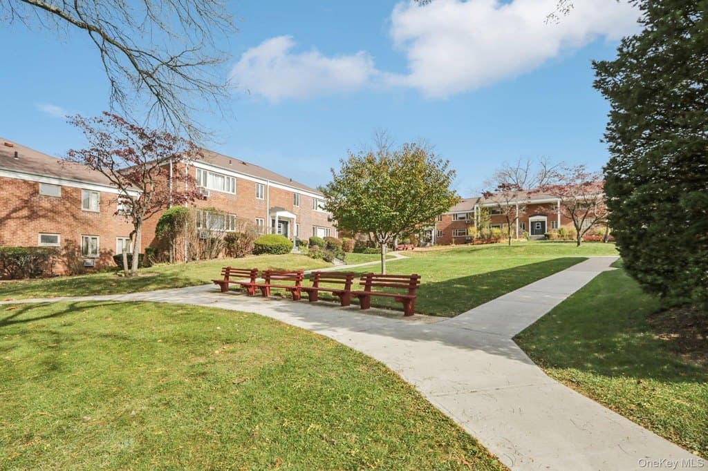 40 Lawrence Dr Apt A, White Plains