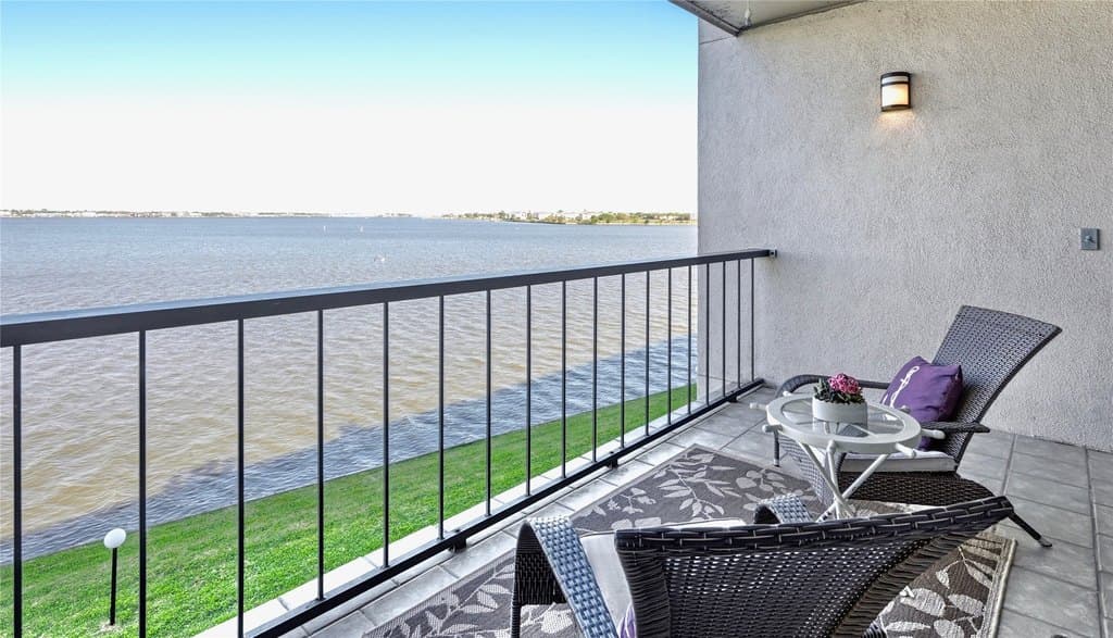 351 Lakeside Ln Apt 204, Houston