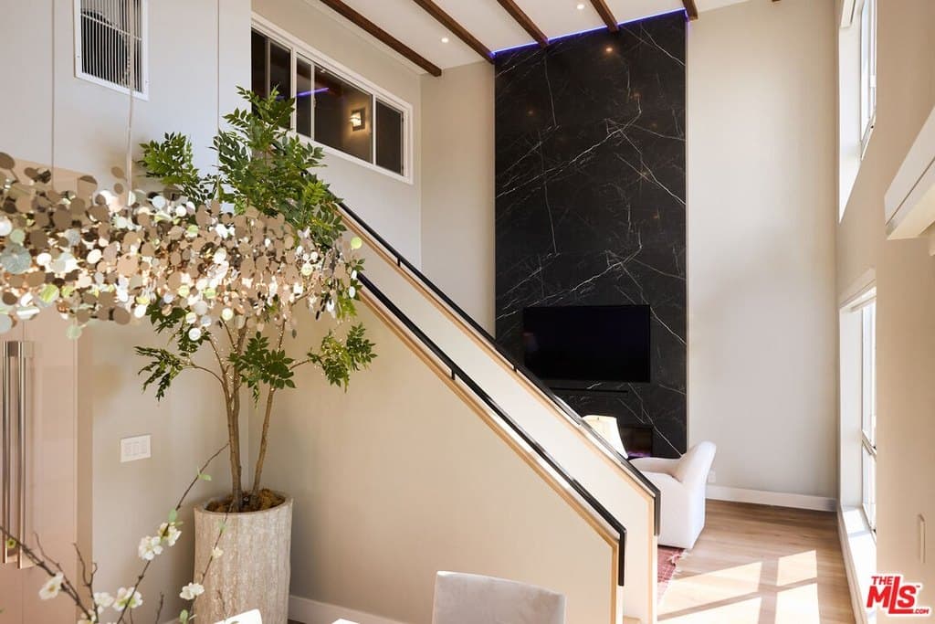 221 S Gale Dr Unit 403, Beverly Hills