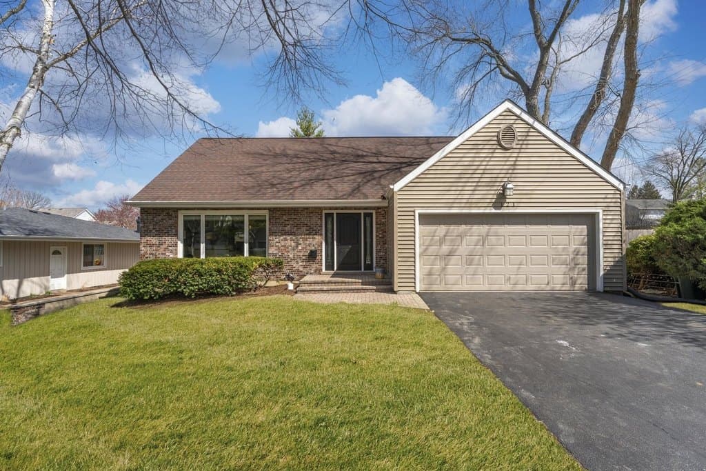 121 N Glendale Ave, Barrington