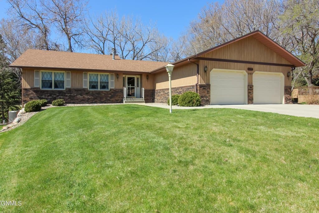 337 S Brandon Loop, Bismarck