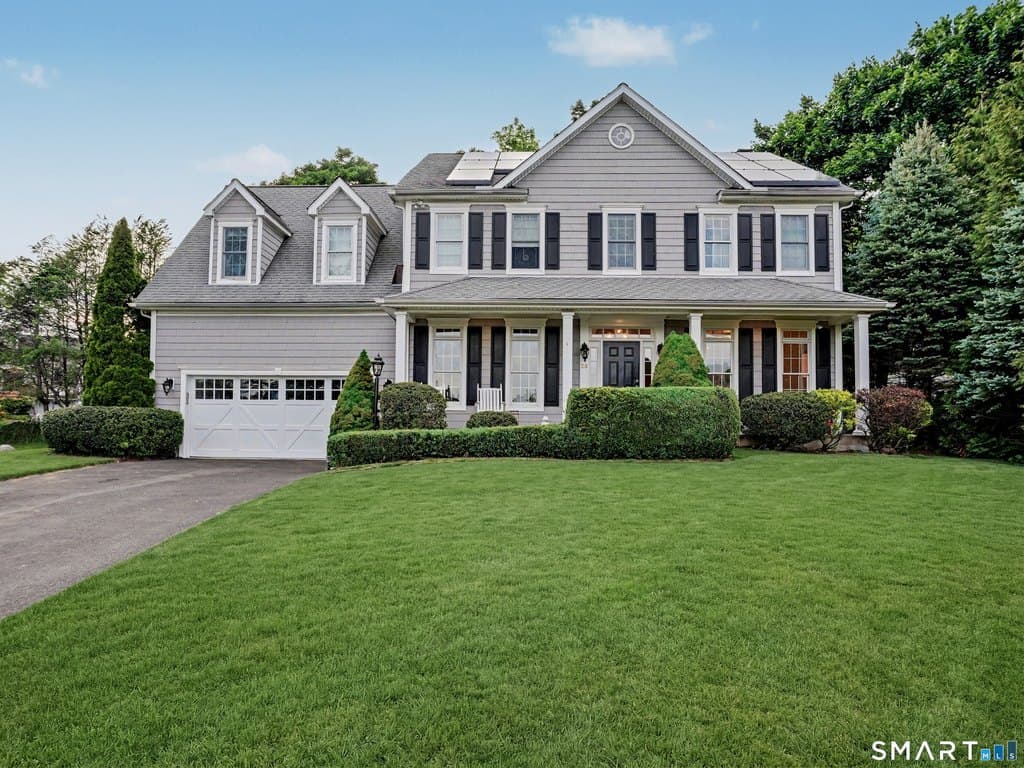 28 Walnut Ridge Ln, Stamford