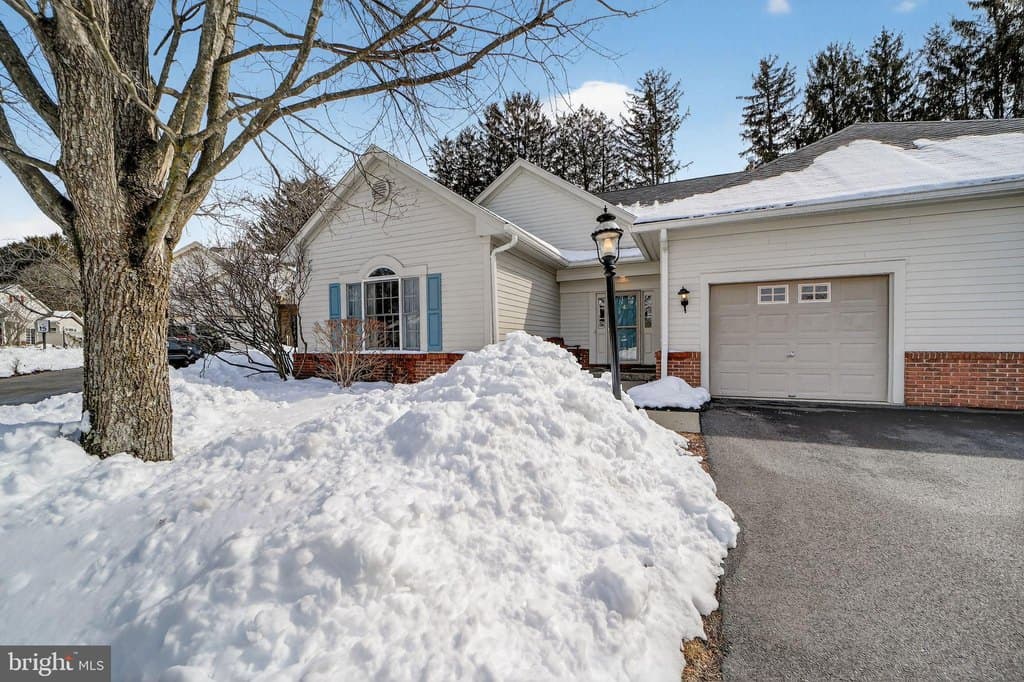 4 Empress Ct, Princeton