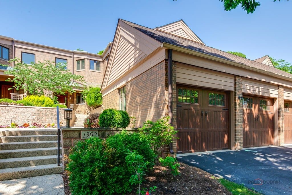 1302 Hawthorne Ln Unit 1302, Hinsdale
