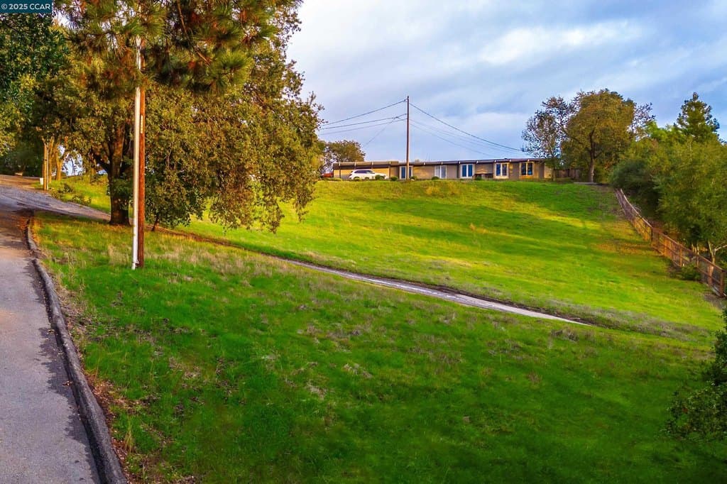 8 Gable Ln, Lafayette