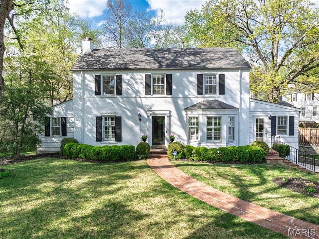44 Willow Hill Rd, Ladue