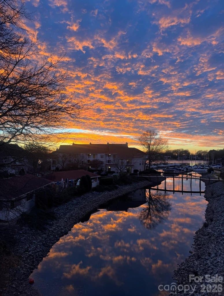 18009 Kings Point Dr Apt R, Cornelius