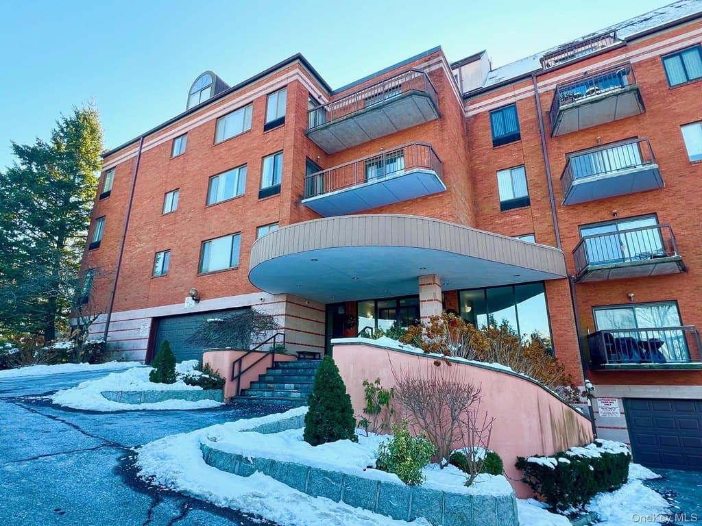 24 Ray Pl Apt 1-4, Scarsdale