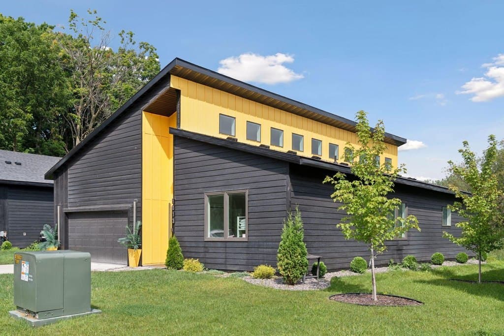 1013 Gardner St, Wayzata