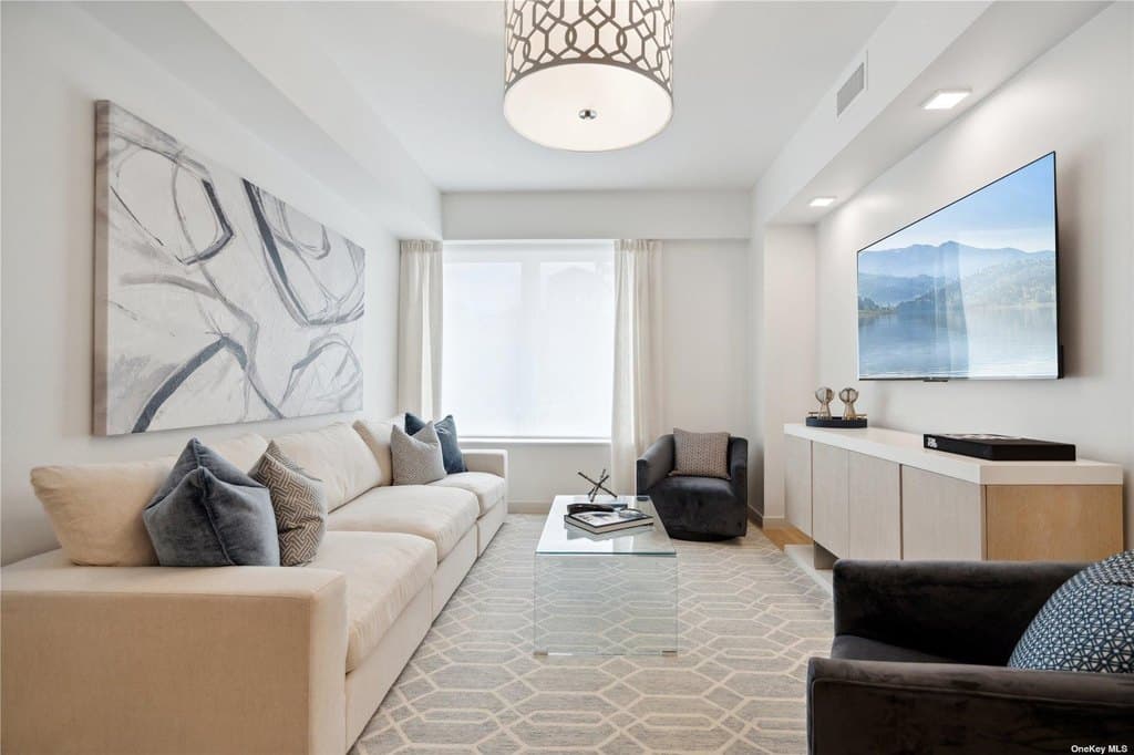 218 Middle Neck Rd Unit 107, Great Neck