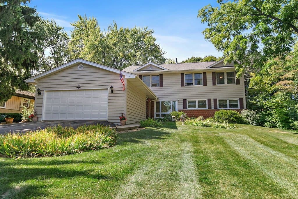 910 Division St, Barrington