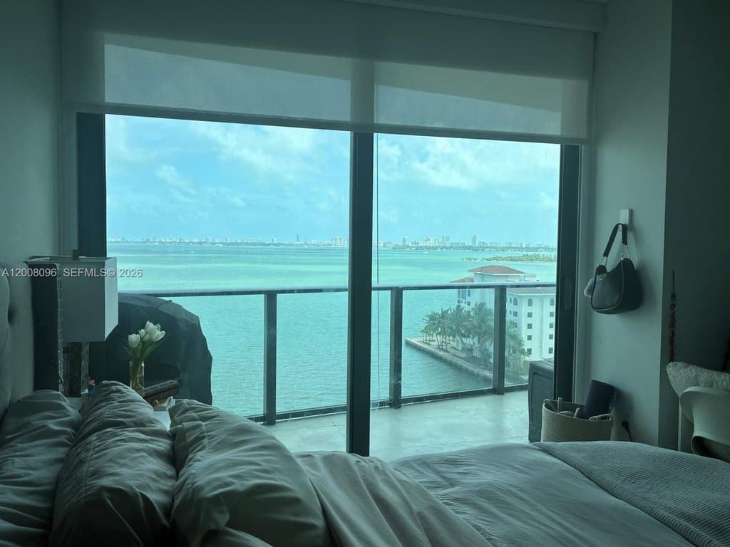 460 NE 28th St Apt 902