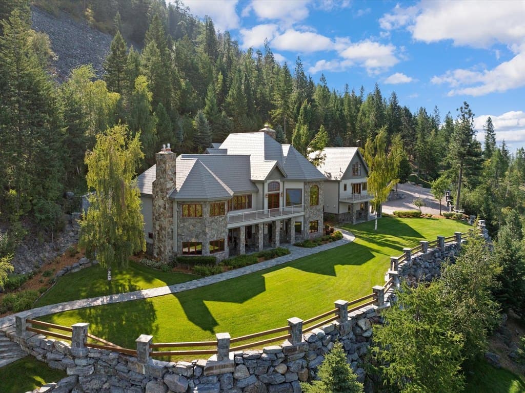 31572 Lake to Sky Dr, Bigfork