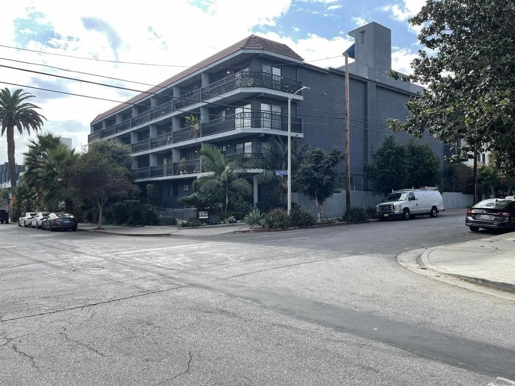 1355 N Sierra Bonita Ave Apt 204, West Hollywood