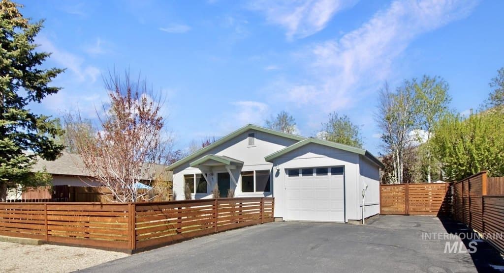 951 Forest Bend Dr, Hailey