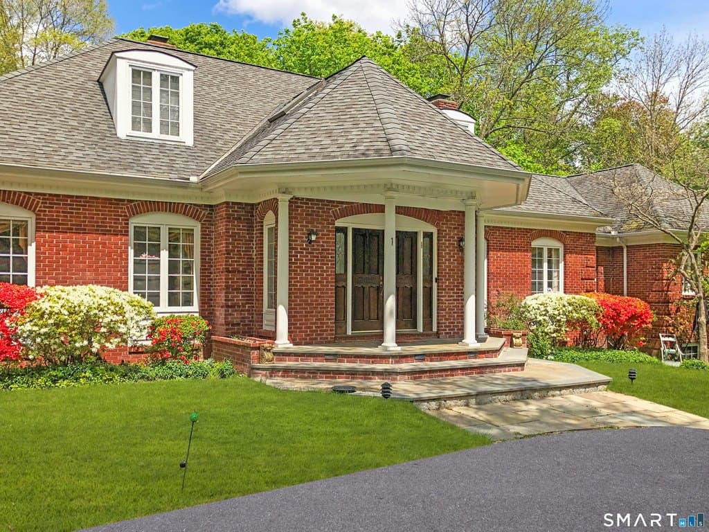 1 Megan Ln, Stamford