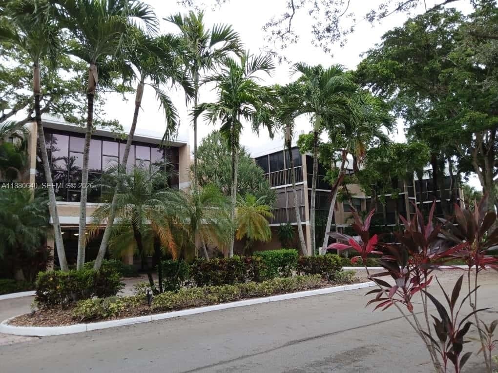 16325 Golf Club Rd Apt 102, Weston