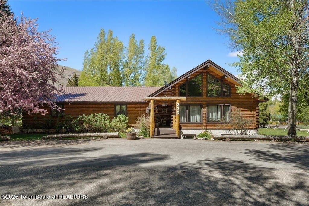 225 Pine Dr, Jackson