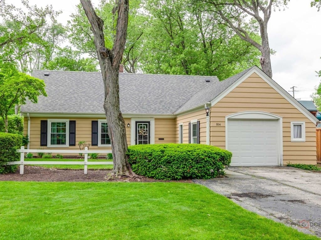 214 Washington Cir, Lake Forest