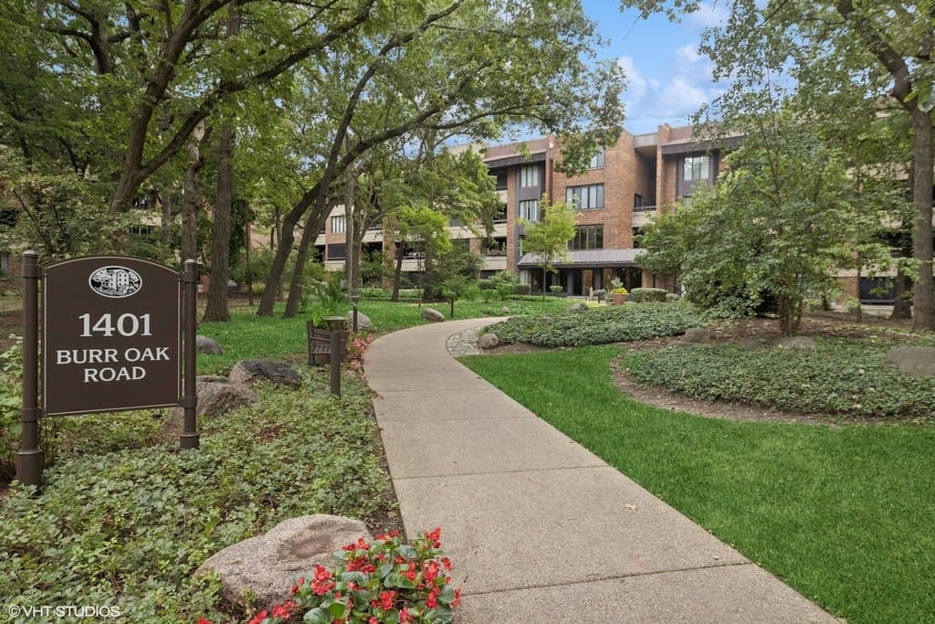 1401 Burr Oak Rd Apt 105B, Hinsdale
