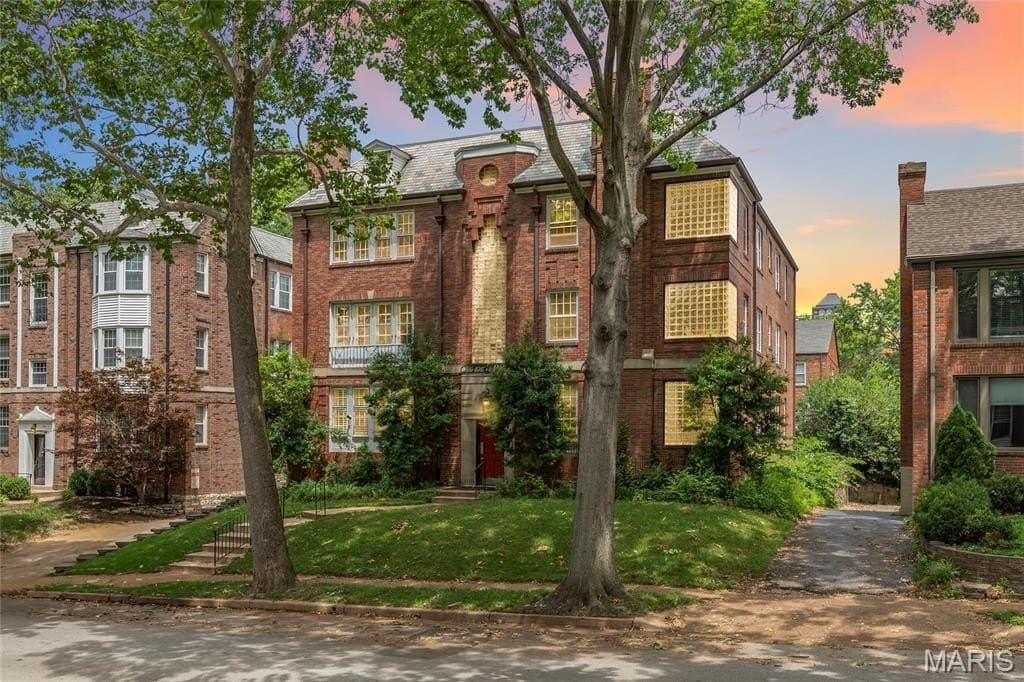 7539 Oxford Dr Apt 2W, Clayton