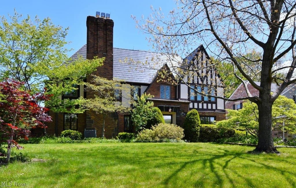 3159 Van Aken Blvd, Shaker Heights