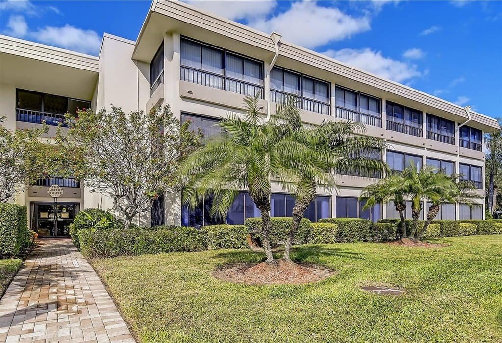 225 Hourglass Way Apt 303, Sarasota