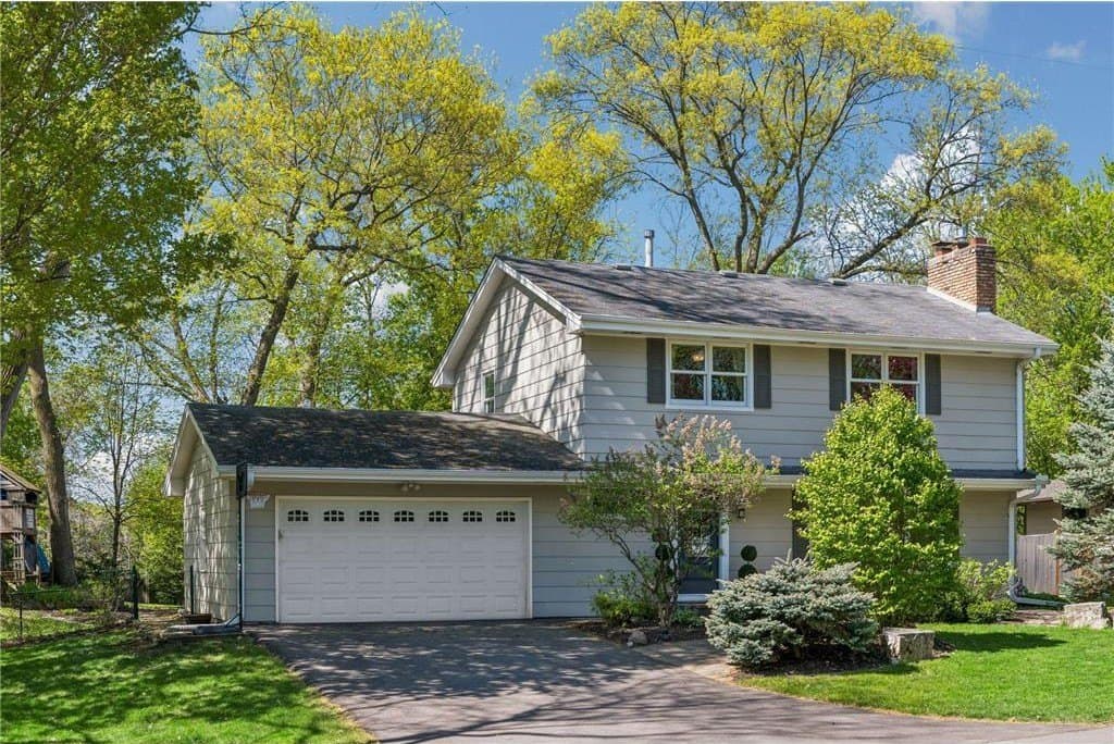 290 Ridgeview Dr E, Wayzata