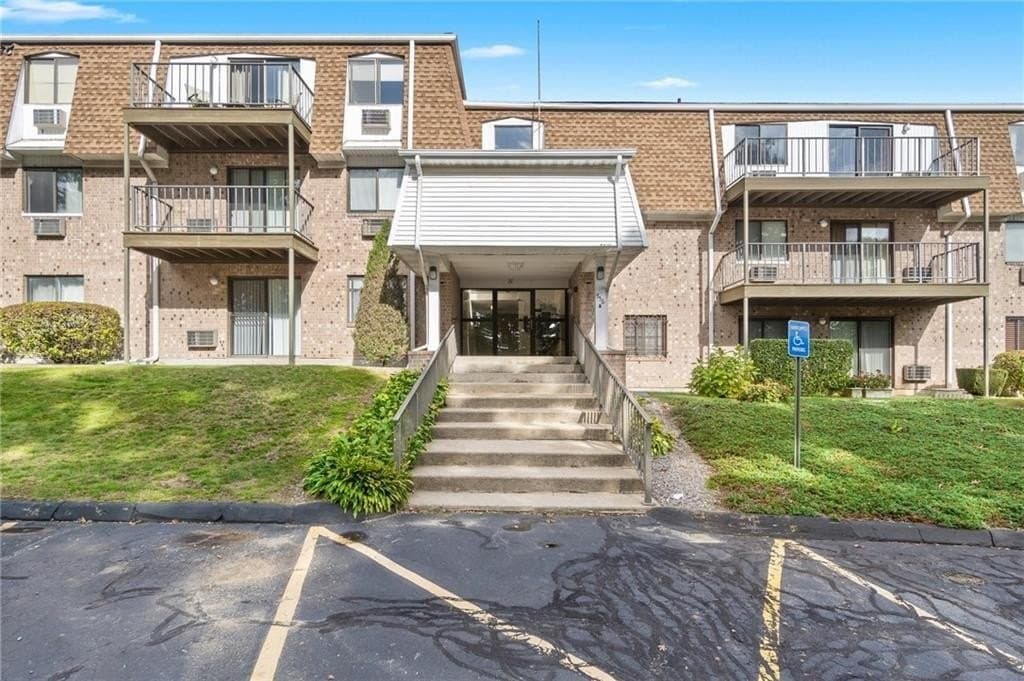 752 Quaker Ln Unit A210