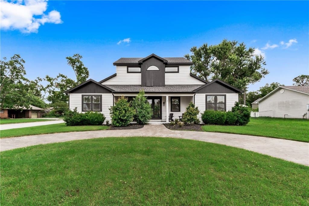 212 NW G St, Bentonville