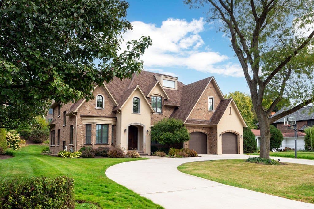 641 Lakeside Dr, Hinsdale