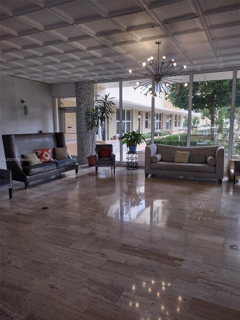 4747 Collins Ave Apt 107