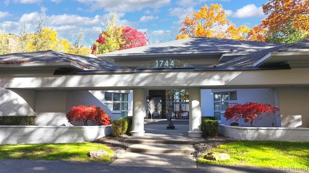 1744 Heron Ridge Dr, Bloomfield Hills