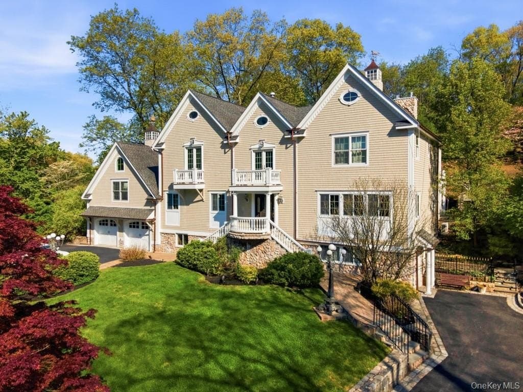 33 Greenbriar Dr, Chappaqua