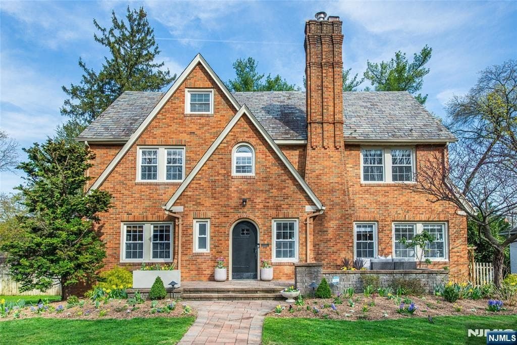 19 The Fairway, Montclair