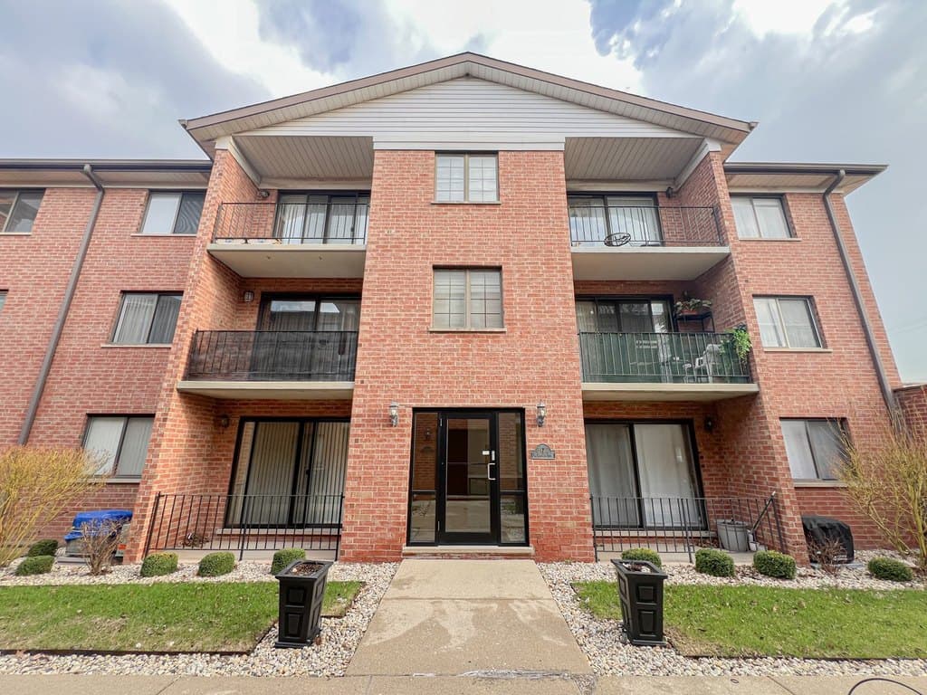 8422 W Catalpa Ave Unit 202