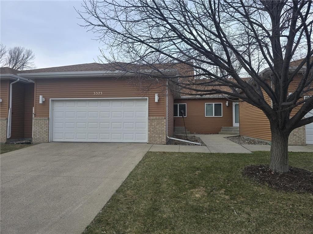 3323 W Prairiewood Dr S, Fargo