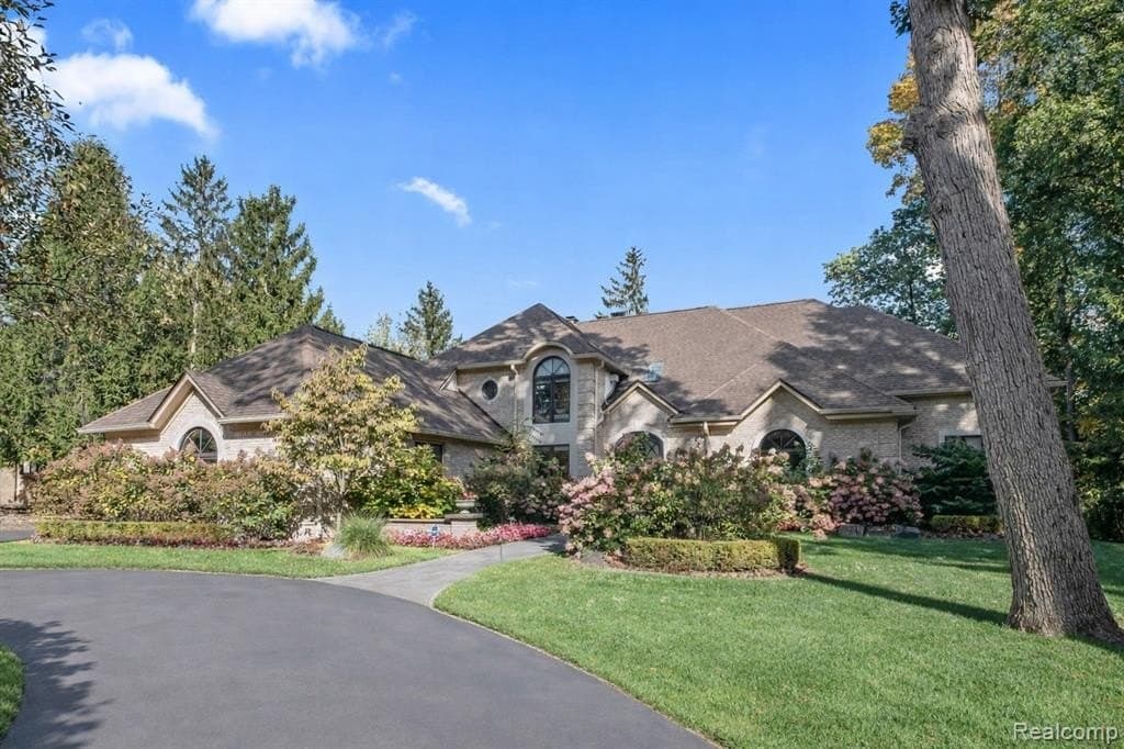 2871 Meadowood Ln, Bloomfield Hills