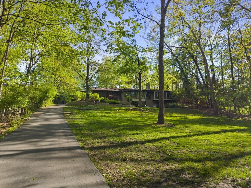 2391 Donna Dr