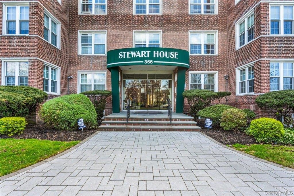 366 Stewart Ave Apt C4, Garden City