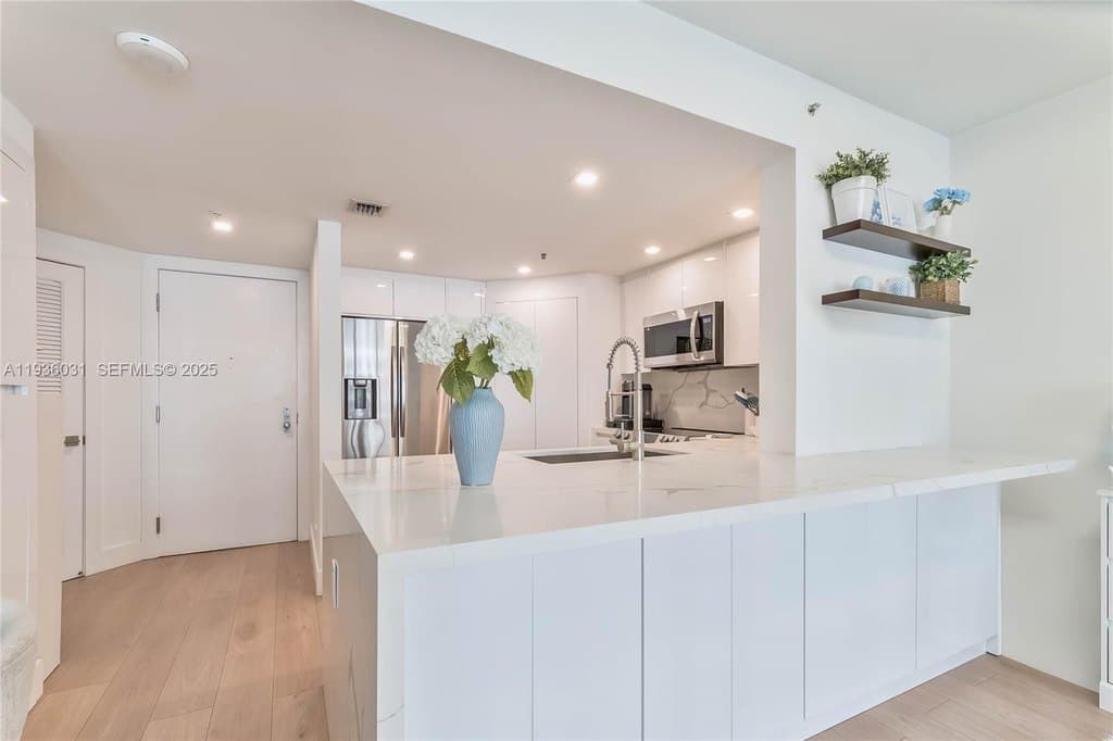 701 Brickell Key Blvd Apt 808