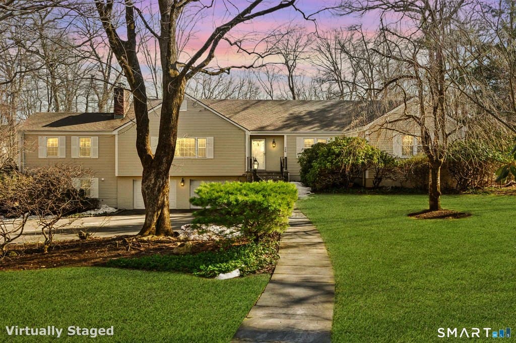 26 Holly Ln, Darien