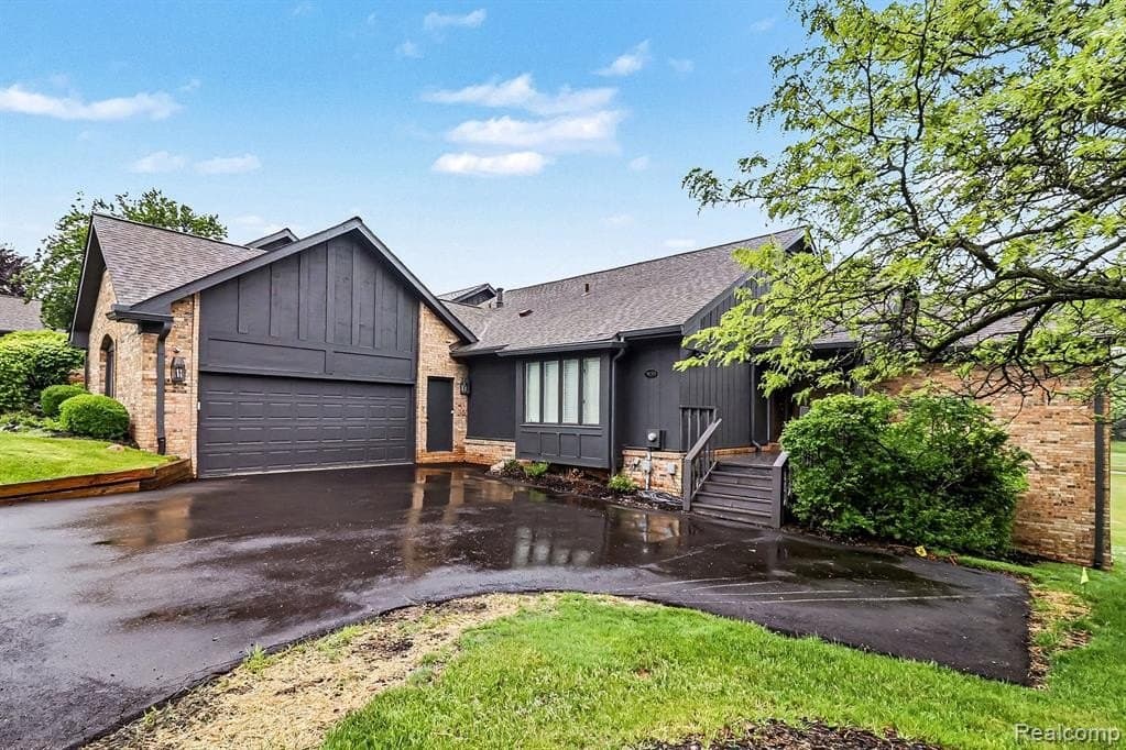 1930 Pine Ridge Ct, Bloomfield Hills
