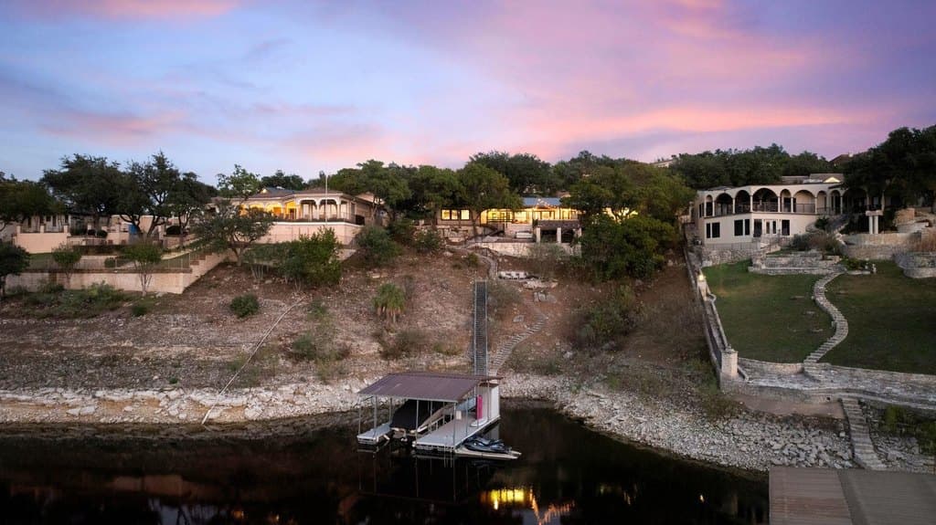 927 Challenger, Lakeway